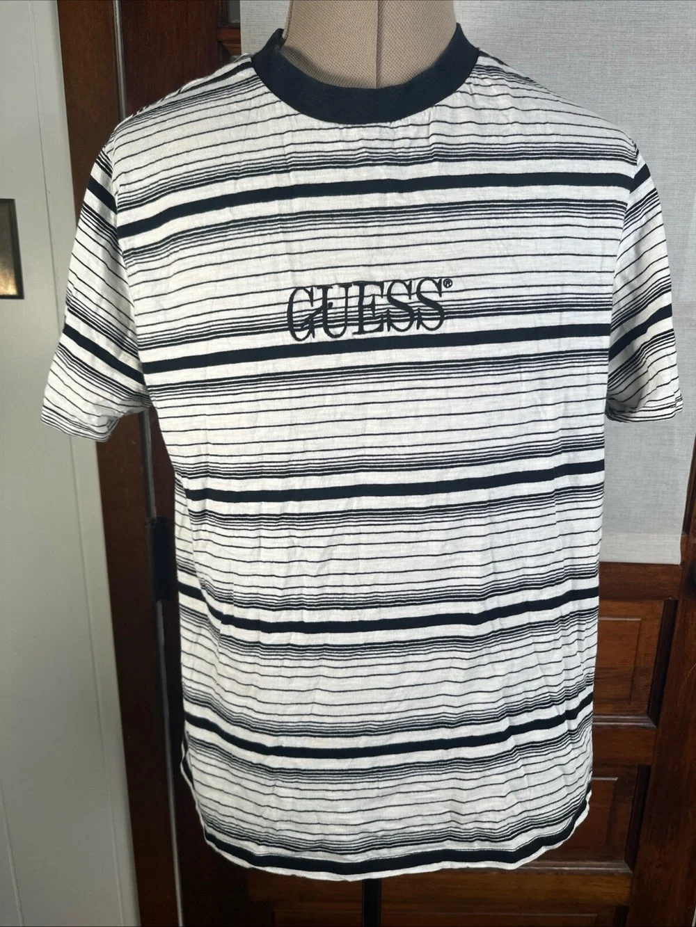 Guess t-shirt Embroidered Retro Style Men’s size M White Black Stripe - Picture 2 of 8